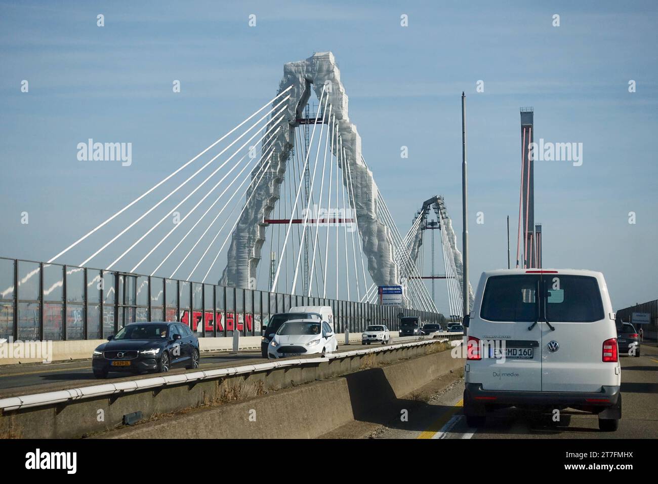 02.10.2023, Koeln, Nordrhein-Westfalen, GER - Neubau der Rheinbruecke Leverkusen auf der A1. A 1, A1, Alltag, Architektur, aussen, Aussenaufnahme, Autobahn, Autofahrer, Automobile, Autos, Autoverkehr, BAB 1, Bauarbeiten, Baukunst, Baustelle, Baustil, Bruecke, Brueckenneubau, Bundesautobahn 1, deutsch, Deutschland, Ersatzneubau, Europa, europaeisch, Fahrbahn, Fahrzeuge, Gesellschaft, Herbst, Individualverkehr, Jahreszeit, Kfz, Koeln, Kraftfahrzeuge, Neubau, Nordrhein-Westfalen, Personenkraftwagen, PKW, QF, Querformat, Rheinbruecke, Rheinbruecke Leverkusen, Sanierung, Strasse, Strassenszene, Str Foto Stock