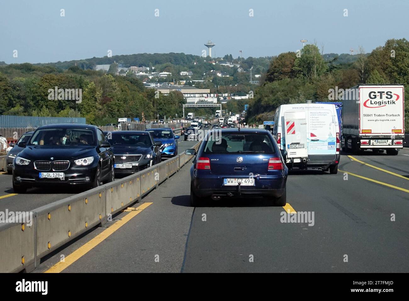 02.10.2023, Kamen, Nordrhein-Westfalen, GER - Autos fahren auf der A1 durch eine Baustelle. A1, Alltag, aussen, Aussenaufnahme, Autobahn, Autofahrt, Autos, Autoverkehr, BAB 1, Bauarbeiten, Baustelle, Bundesautobahn 1, deutsch, Deutschland, Europa, europaeisch, Fahrbahn, Fahrbahnerneuerung, Fahrzeuge, Gegenfahrbahn, Gegenverkehr, Gesellschaft, Herbst, Jahreszeit, Kamen, Kraftfahrzeuge, Nordrhein-Westfalen, Personenkraftwagen, PKW, QF, Querformat, Strasse, Strassenbaustelle, Strassenerneuerung, Strassenszene, Strassenverkehr, Verkehr, Wegebau, Westeuropa, Wirtschaft 231002D952KAMEN.JPG *** 02 10 Foto Stock