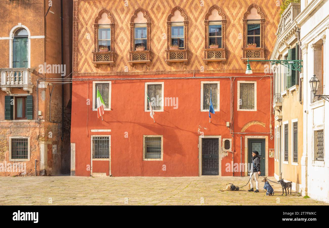 VENEZIA, ITALIA - 3 MARZO 2023: La Signora con i cani sulla piazza della città. Foto Stock