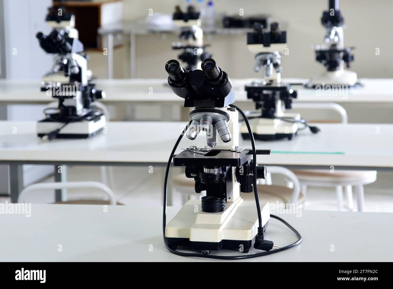 Strumento ottico per microscopio in grado di ingrandire immagini di oggetti molto piccoli grazie al suo potere di risoluzione microscopio elettronico ricerca salute Foto Stock