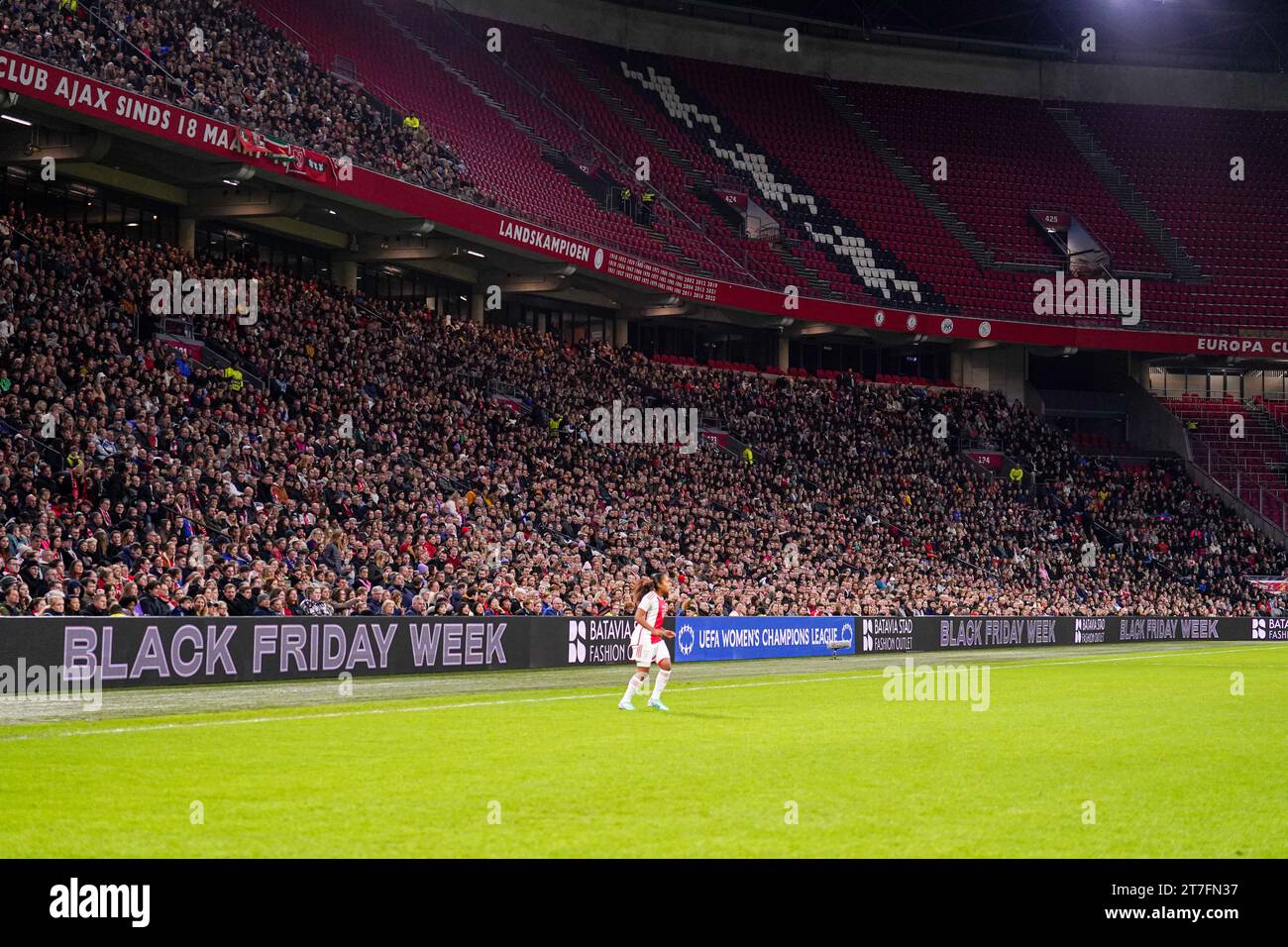 Amsterdam, Paesi Bassi. 15 novembre 2023. AMSTERDAM, PAESI BASSI - 15 NOVEMBRE: Tifosi all'interno dello stadio, banner commerciale per il Batavia Stad Fashion Outlet durante la partita del gruppo C - UEFA Women's Champions League 2023/24 tra AFC Ajax e Paris Saint-Germain alla Johan Cruijff Arena il 15 novembre 2023 ad Amsterdam, Paesi Bassi. (Foto di Joris Verwijst/Orange Pictures) credito: Orange Pics BV/Alamy Live News Foto Stock