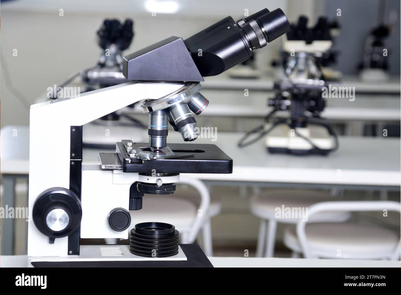 Strumento ottico per microscopio in grado di ingrandire immagini di oggetti molto piccoli grazie al suo potere di risoluzione microscopio elettronico ricerca salute Foto Stock