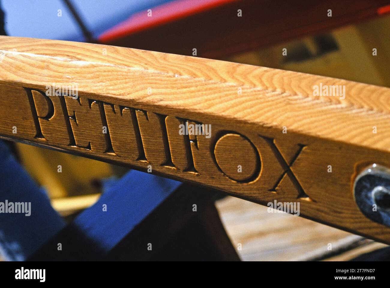 Il nome Pettifox inciso sul timone della replica del granchio francese, l'ultima barca a vela costruita a St Marys, isole Scilly. Questa immagine è stata copiata da una Foto Stock