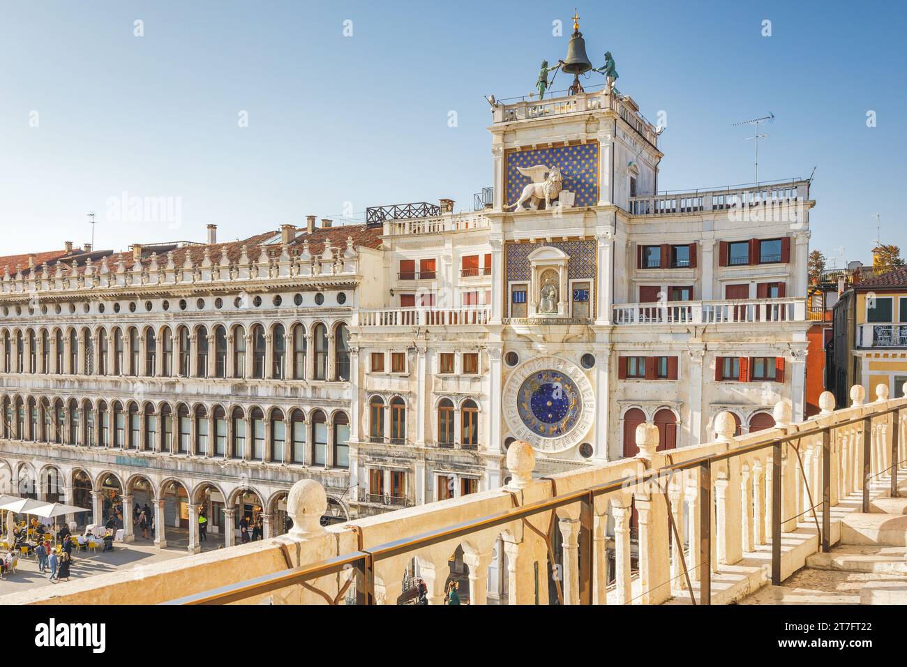 VENEZIA, ITALIA - 4 MARZO 2023: Torre dell'orologio di San Marco, vista dalla terrazza di San Basilica di Marco. Foto Stock