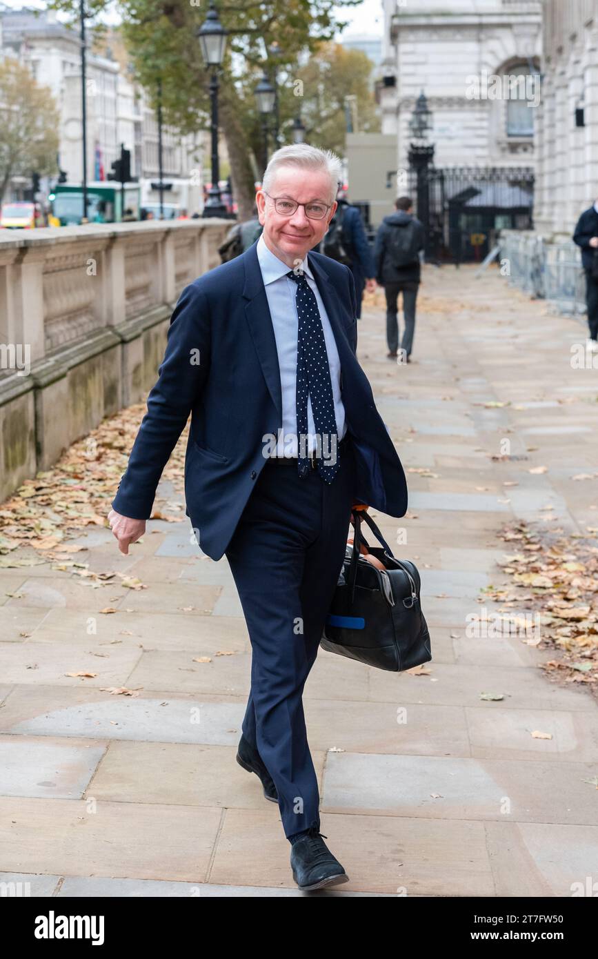 Michael Gove deputato, Segretario di Stato per il livellamento, gli alloggi e le comunità e Ministro per le relazioni intergovernative che si recano all'Ufficio del Gabinetto Foto Stock