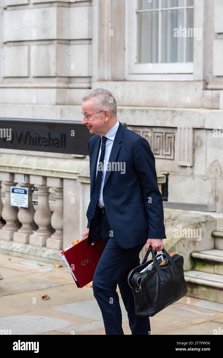 Michael Gove deputato, Segretario di Stato per il livellamento, gli alloggi e le Comunità e Ministro per le relazioni intergovernative che lasciano l'ufficio di gabinetto Foto Stock