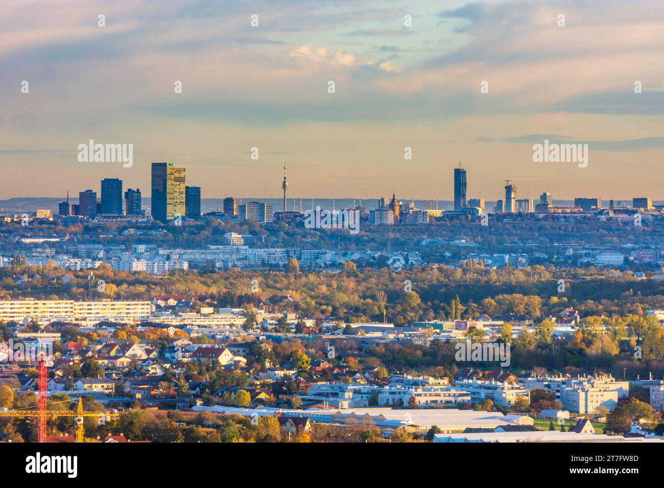 Vienna: Vista su Vienna, grattacieli di Wienerberg e Donaucity, skyline nel 00. Panoramica, Wien, Austria Foto Stock