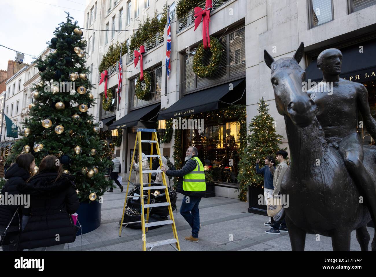 Le decorazioni natalizie sono collocate su un albero di Natale fuori Ralph Lauren in Old Bond Street, Mayfair, Londra, Inghilterra, Regno Unito. Novembre 2023 Foto Stock