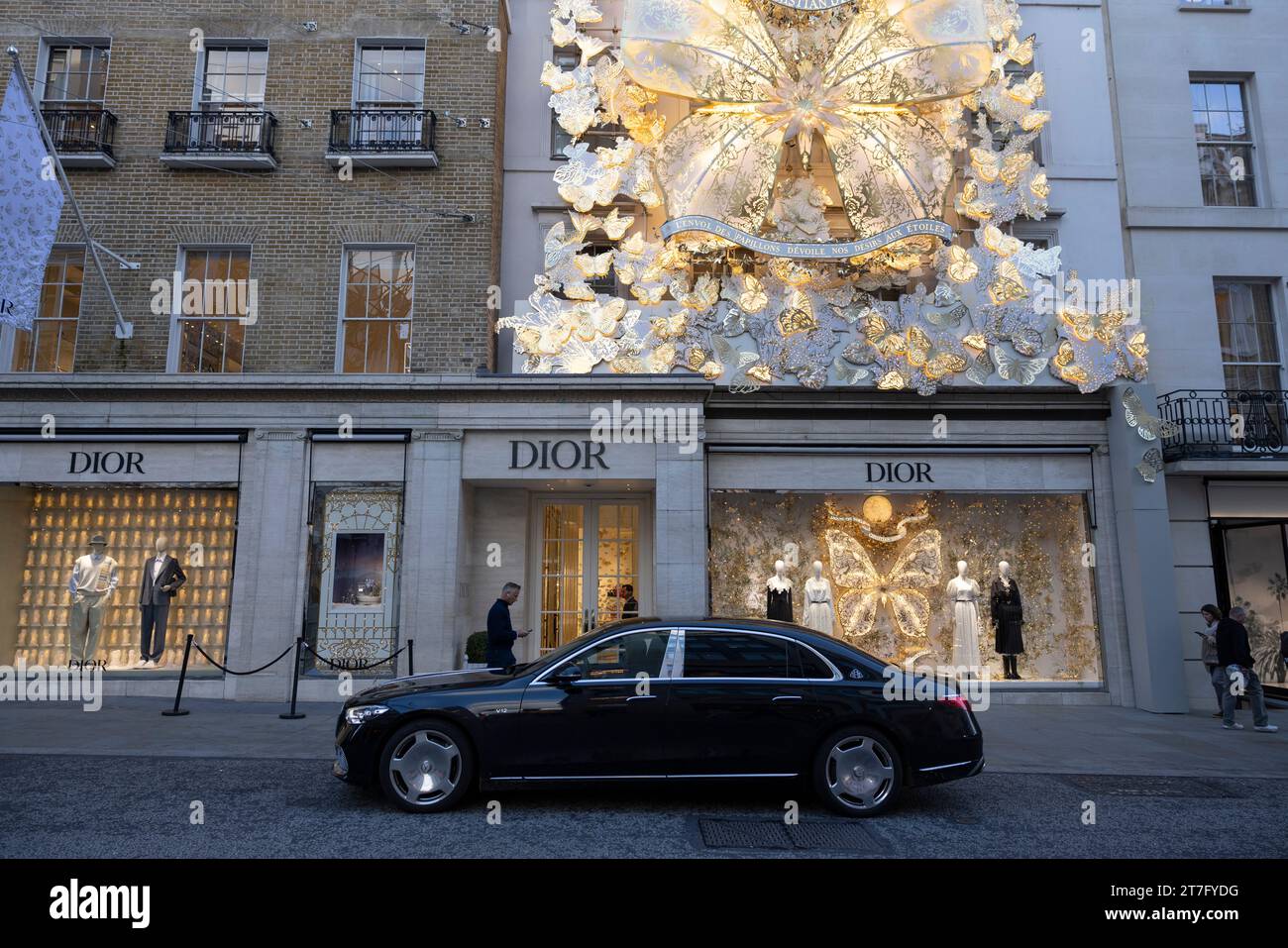 Decorazioni natalizie Dior, Old Bond Street, Mayfair, Londra, Inghilterra, Regno Unito. Novembre 2023 Foto Stock