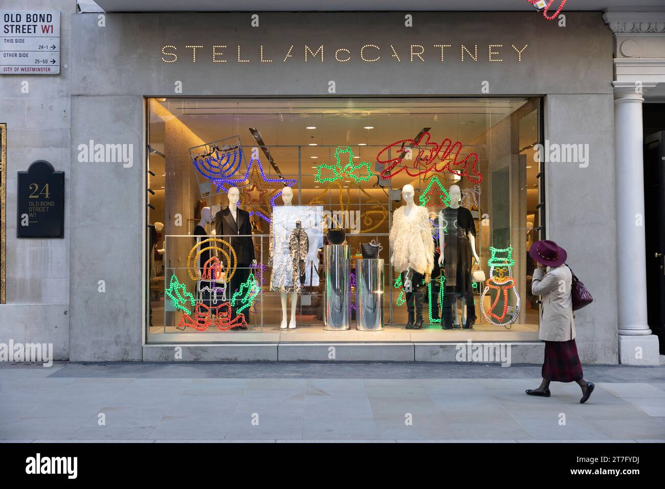 Decorazioni natalizie nella boutique di moda Stella McCartney, Old Bond Street, Mayfair, Londra, Inghilterra, REGNO UNITO Foto Stock