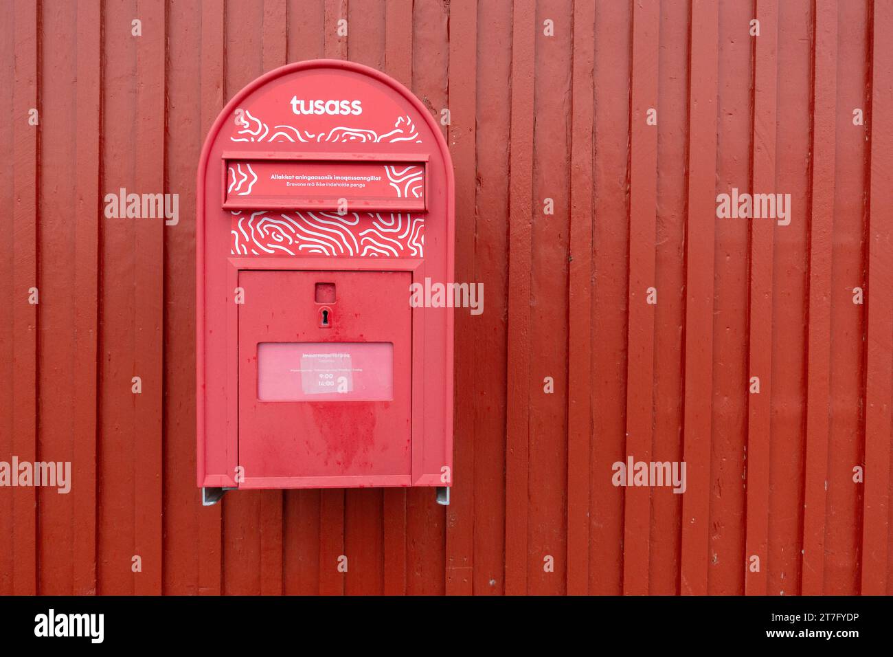 Casella postale della Letterbox della Greenland Post di Tusass, montata su parete rossa, a Nanortalik, servizio postale della Groenlandia meridionale Foto Stock
