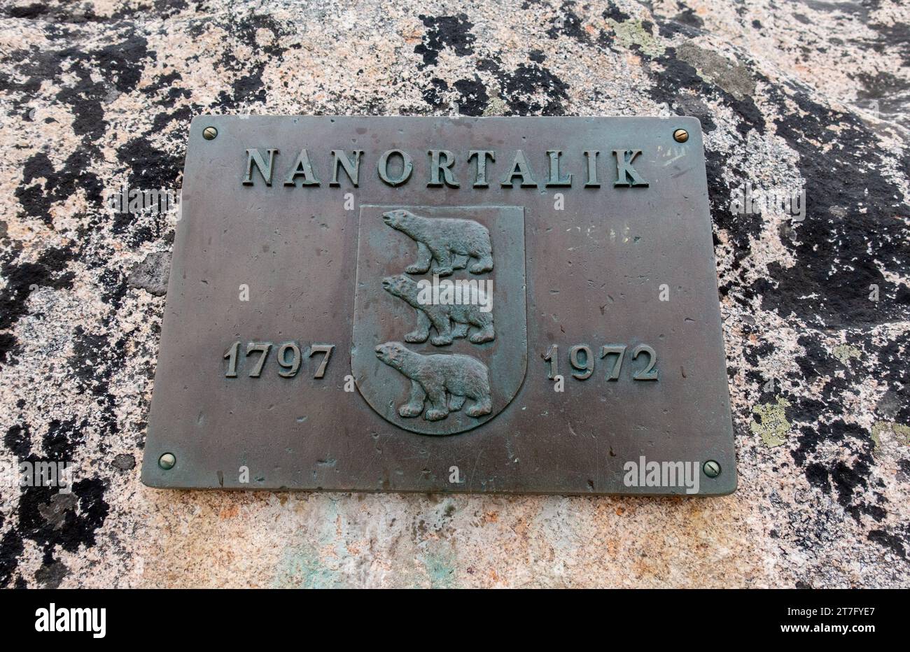Nanortalik Greenland Town Brass Sign Plaque, Nanortalik significa "luogo degli orsi polari" Foto Stock