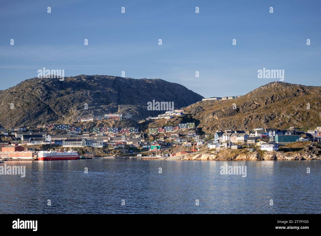 La città di Qaqortoq Groenlandia vista dal mare, lo skyline completo e le case e gli edifici colorati Foto Stock