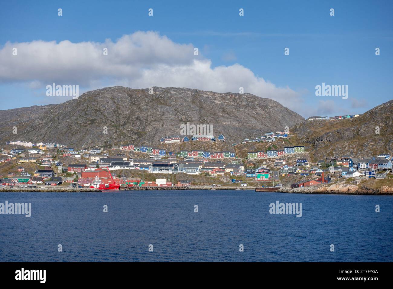 La città di Qaqortoq Groenlandia vista dal mare, lo skyline completo e le case e gli edifici colorati Foto Stock