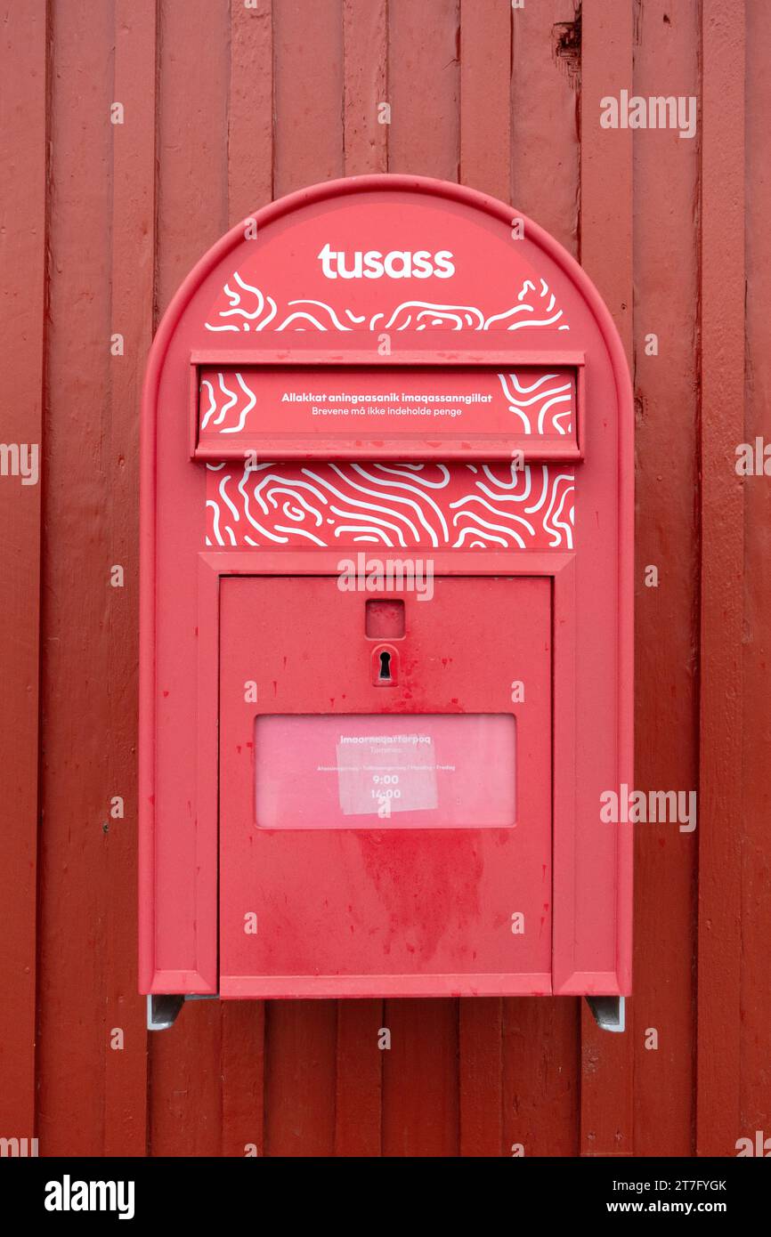 Casella postale della Letterbox della Greenland Post di Tusass, montata su parete rossa, a Nanortalik, servizio postale della Groenlandia meridionale Foto Stock