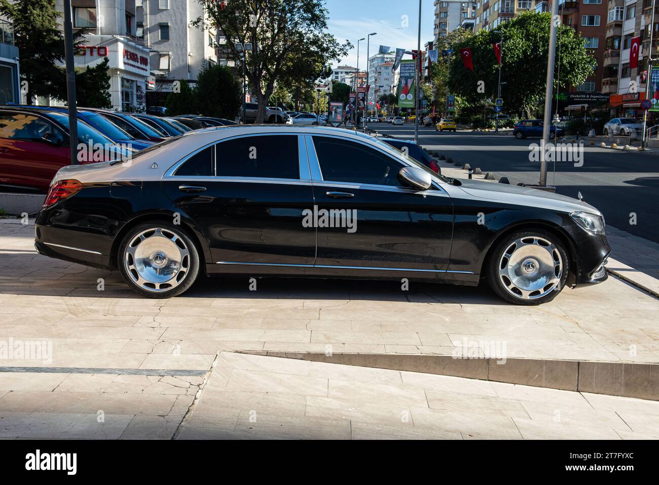 ISTANBUL, TURCHIA - 12 NOVEMBRE 2023: La nuova Mercedes Classe S Maybach W223 è parcheggiata a Istanbul. Mercedes-Maybach è l'apice dell'eccellenza automobilistica Foto Stock