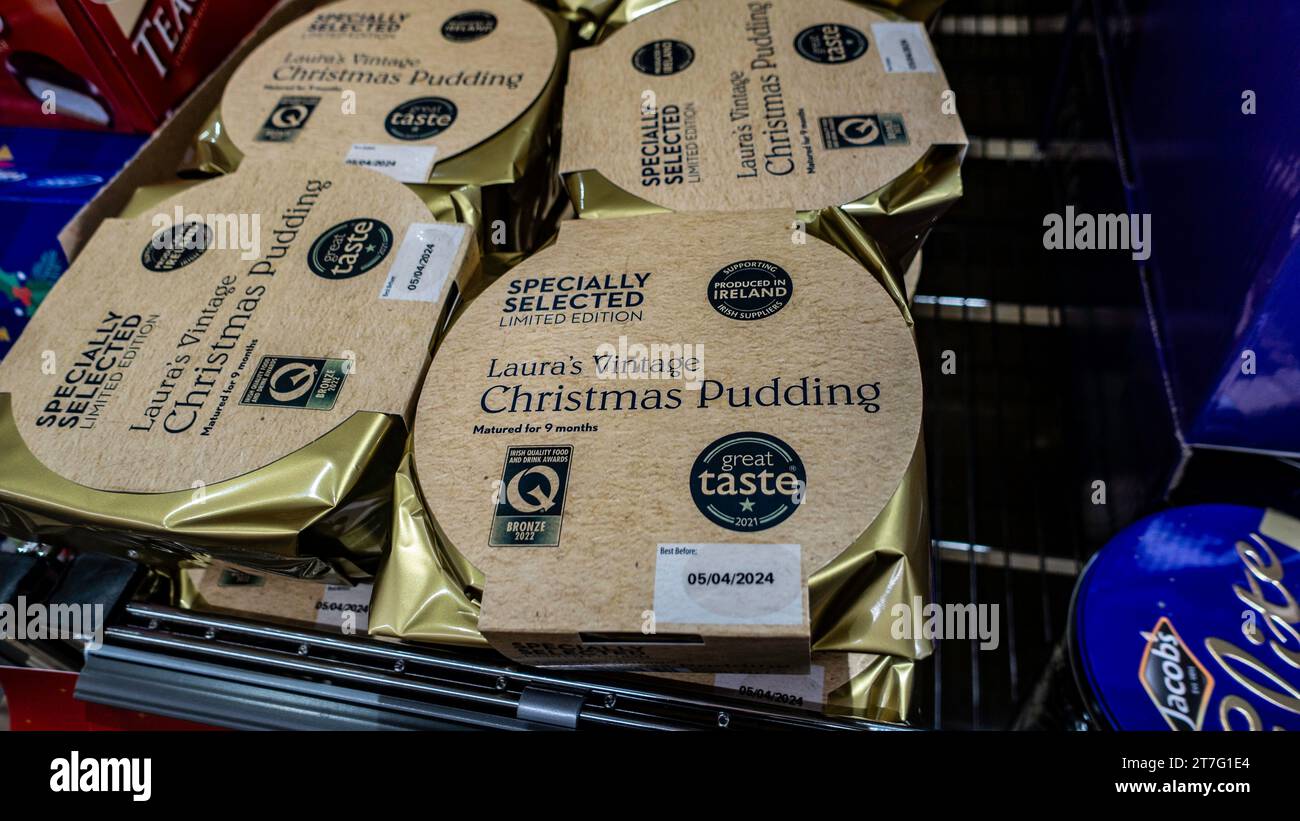 Budini di Natale confezionati su uno scaffale di un supermercato, che ti regalerà una sorpresa natalizia. Foto Stock