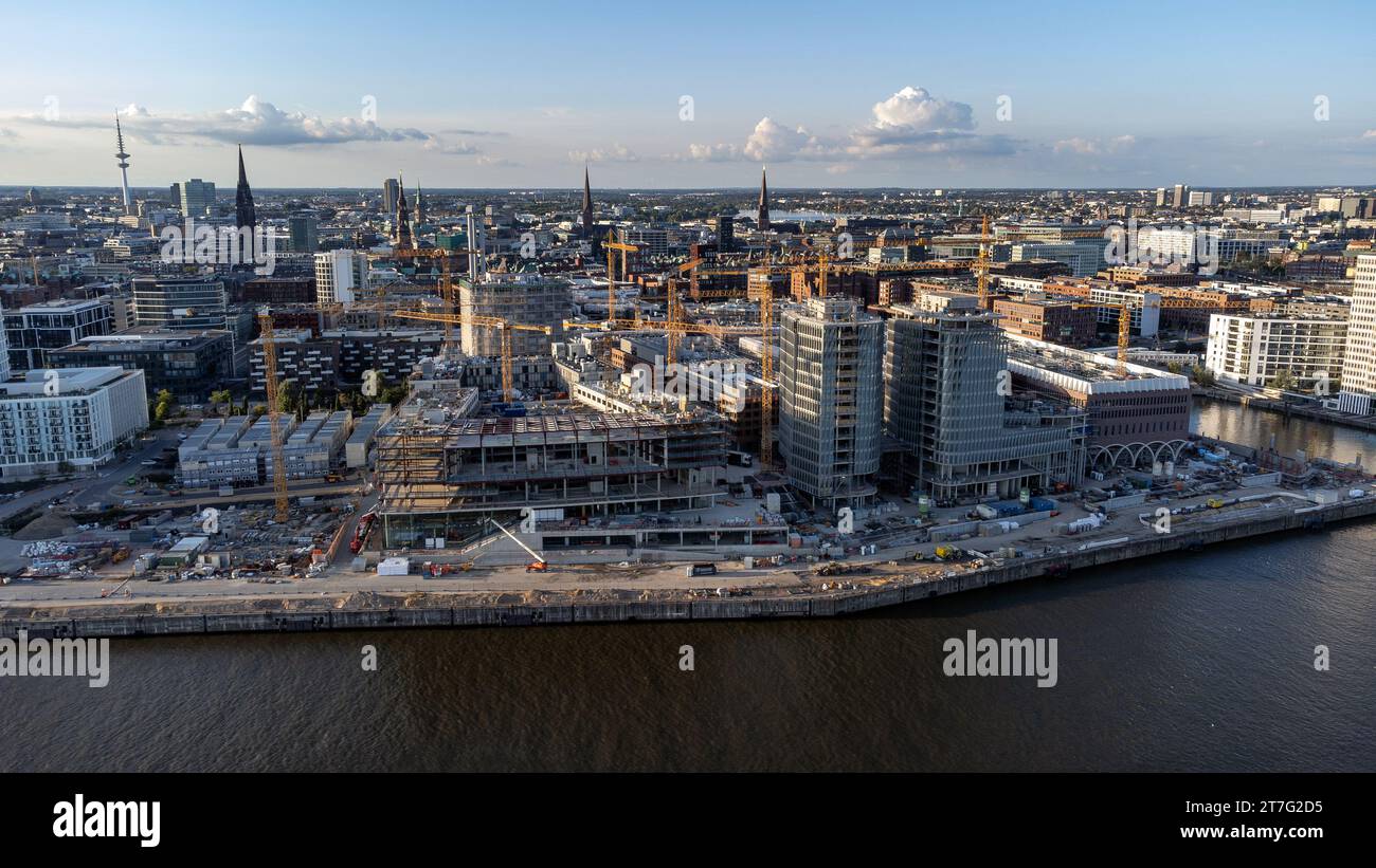 Amburgo, Germania – 1° settembre 2023: Vista aerea del grande cantiere per il centro d'oltremare di HafenCity ad Amburgo Foto Stock