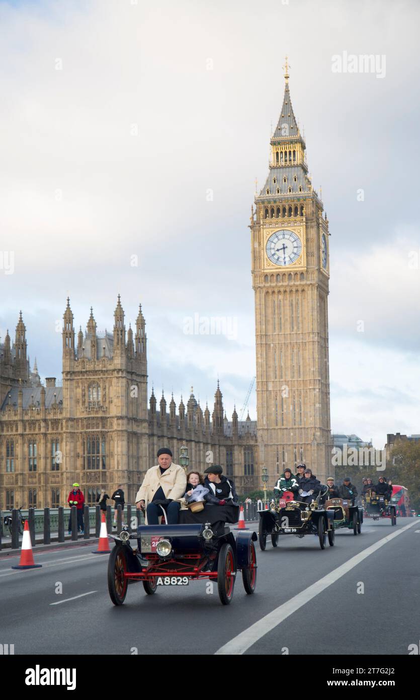 Dal 281 1904 Oldsmobile London al Brighton Veteran Car Run Westminster Bridge London Foto Stock