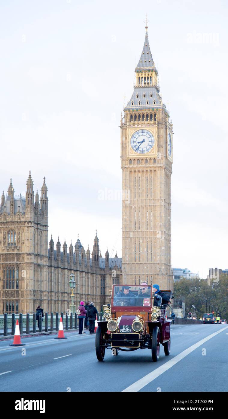 Dal 359 1904 C.G.V. Londra al Brighton Veteran Car Run Westminster Bridge Londra Foto Stock