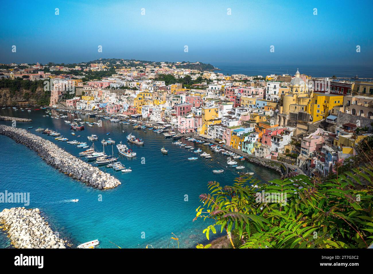 Procida è una bellissima isola italiana nel Golfo di Napoli fiancheggiata da splendide case dai colori vivaci Foto Stock