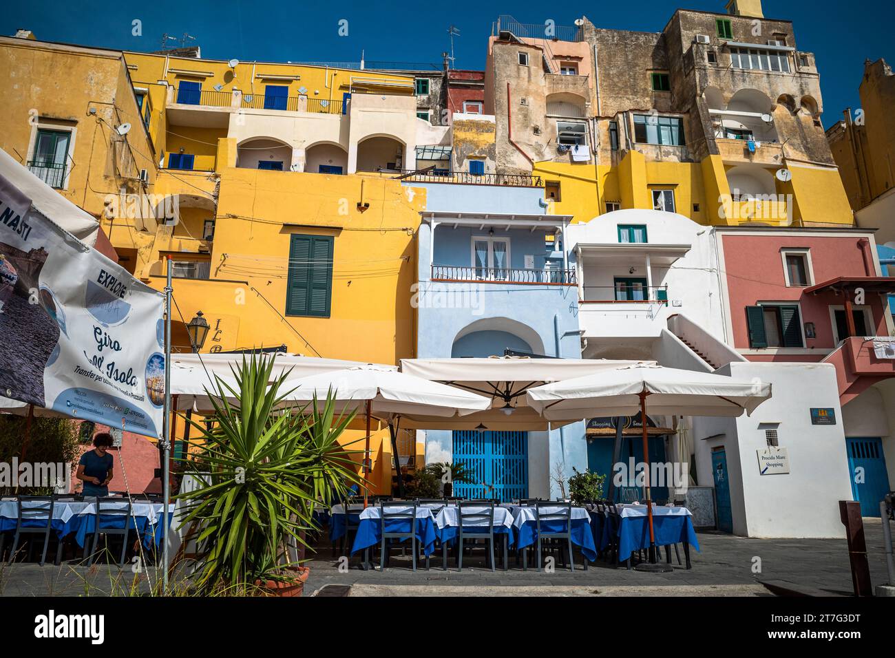 Procida è una bellissima isola italiana nel Golfo di Napoli fiancheggiata da splendide case dai colori vivaci Foto Stock