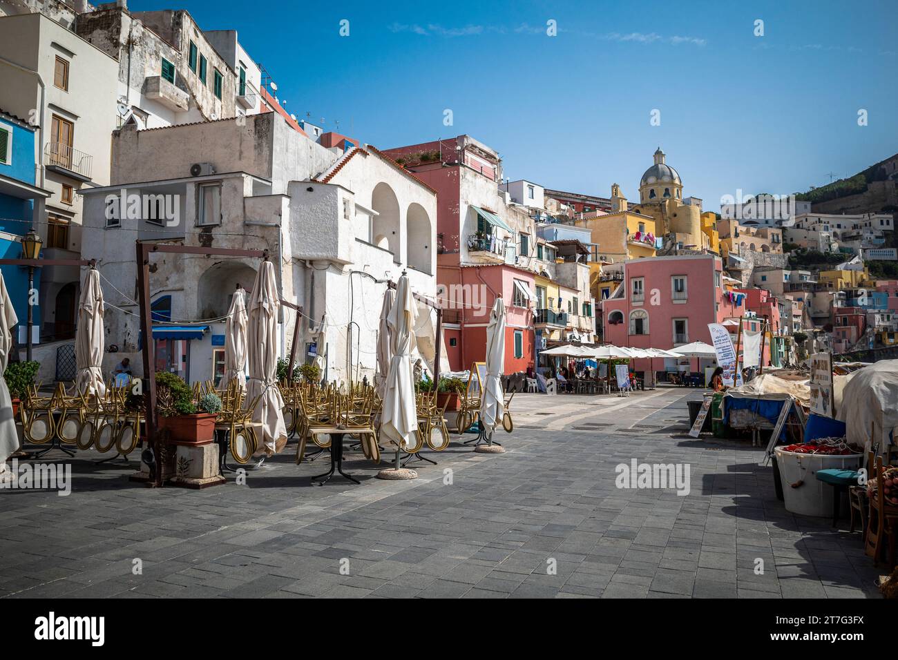 Procida è una bellissima isola italiana nel Golfo di Napoli fiancheggiata da splendide case dai colori vivaci Foto Stock