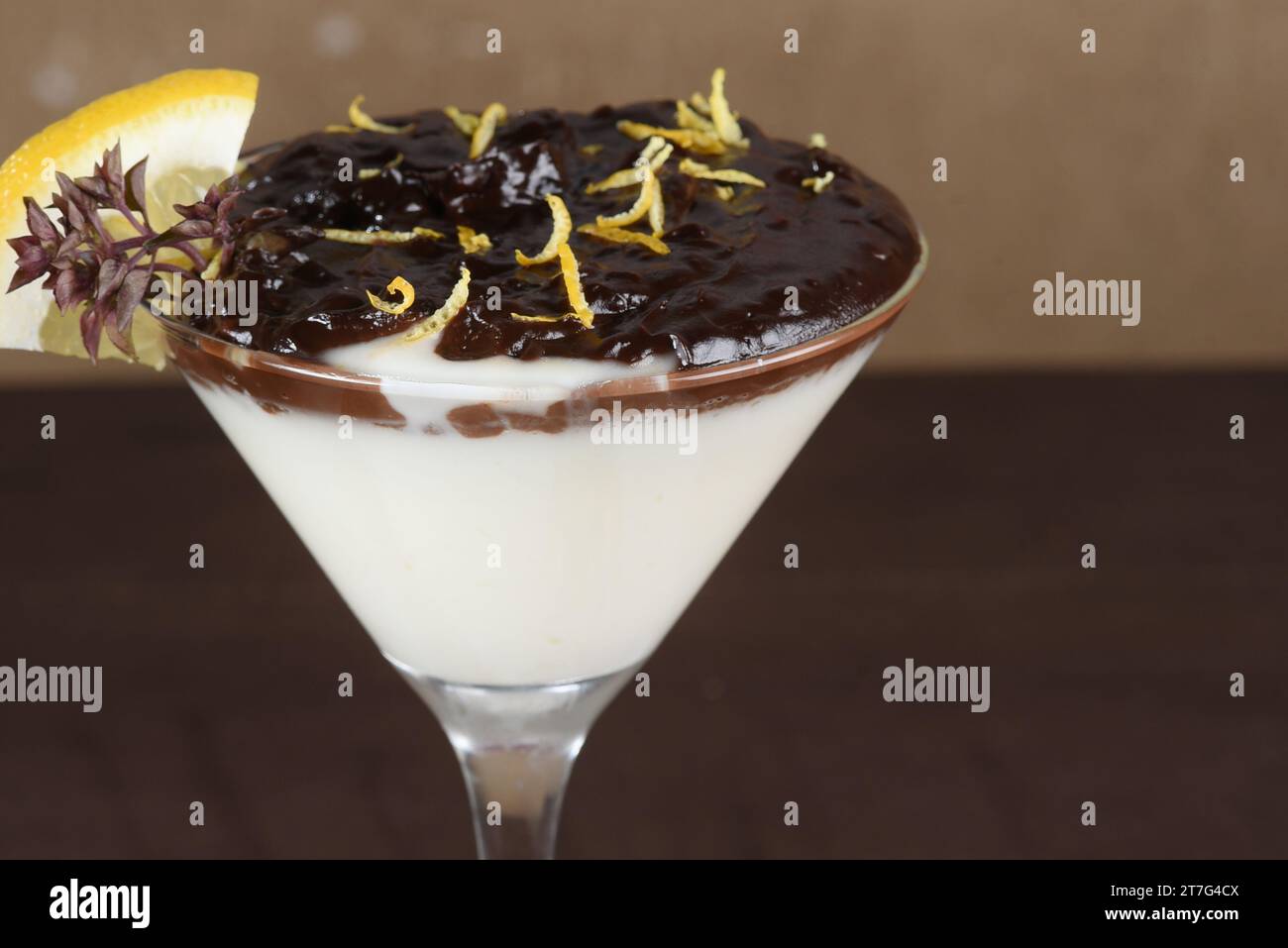 dolce dolce latte condensato con cioccolato e budino di ganache di frutta Foto Stock