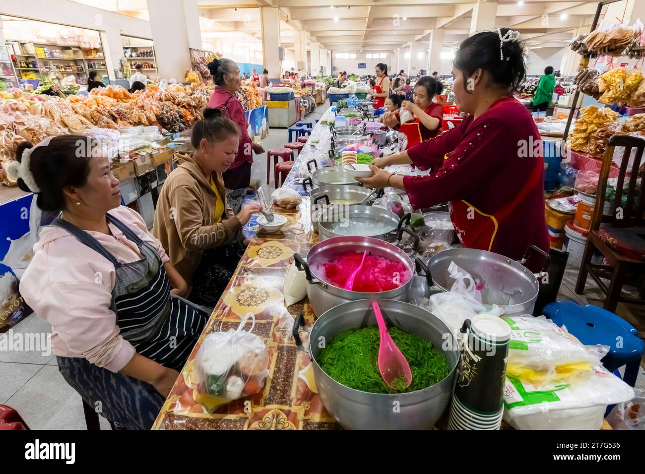 Chiosco alimentare, nell'edificio del centro commerciale del mercato centrale, centro città, Phonsavan, provincia di Xiangkhouang, Laos, sud-est asiatico, Asia Foto Stock
