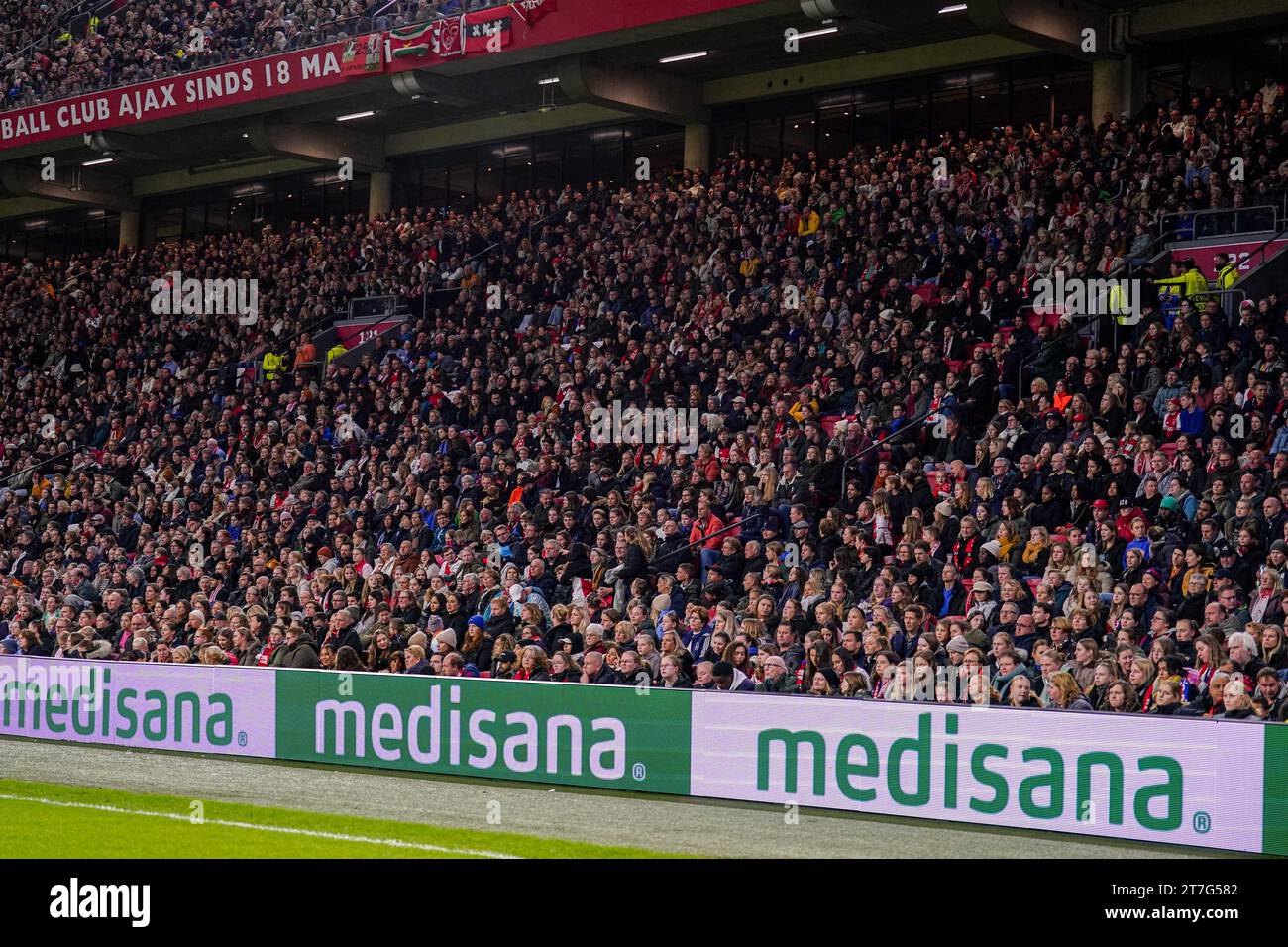 Amsterdam, Paesi Bassi. 15 novembre 2023. AMSTERDAM, PAESI BASSI - 15 NOVEMBRE: Tifosi all'interno dello stadio con lo striscione commerciale Medisana durante la partita del gruppo C - UEFA Women's Champions League 2023/24 tra AFC Ajax e Paris Saint-Germain alla Johan Cruijff Arena il 15 novembre 2023 ad Amsterdam, Paesi Bassi. (Foto di Joris Verwijst/Orange Pictures) credito: Orange Pics BV/Alamy Live News Foto Stock