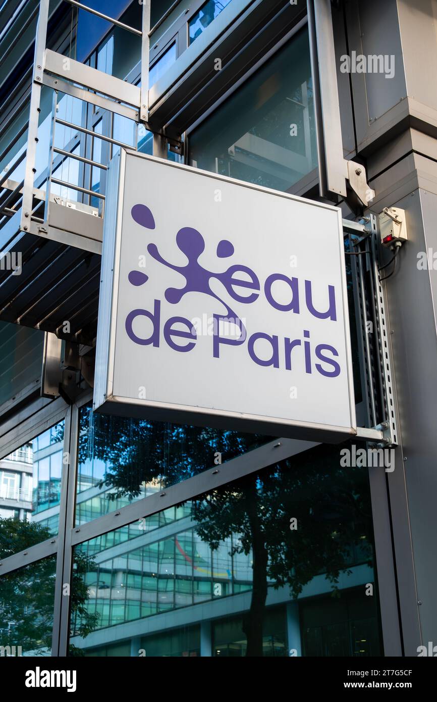 Firma e logo nella sede centrale dell'Eau de Paris, società pubblica incaricata dell'approvvigionamento idrico e della raccolta delle acque reflue per la città di Parigi Foto Stock