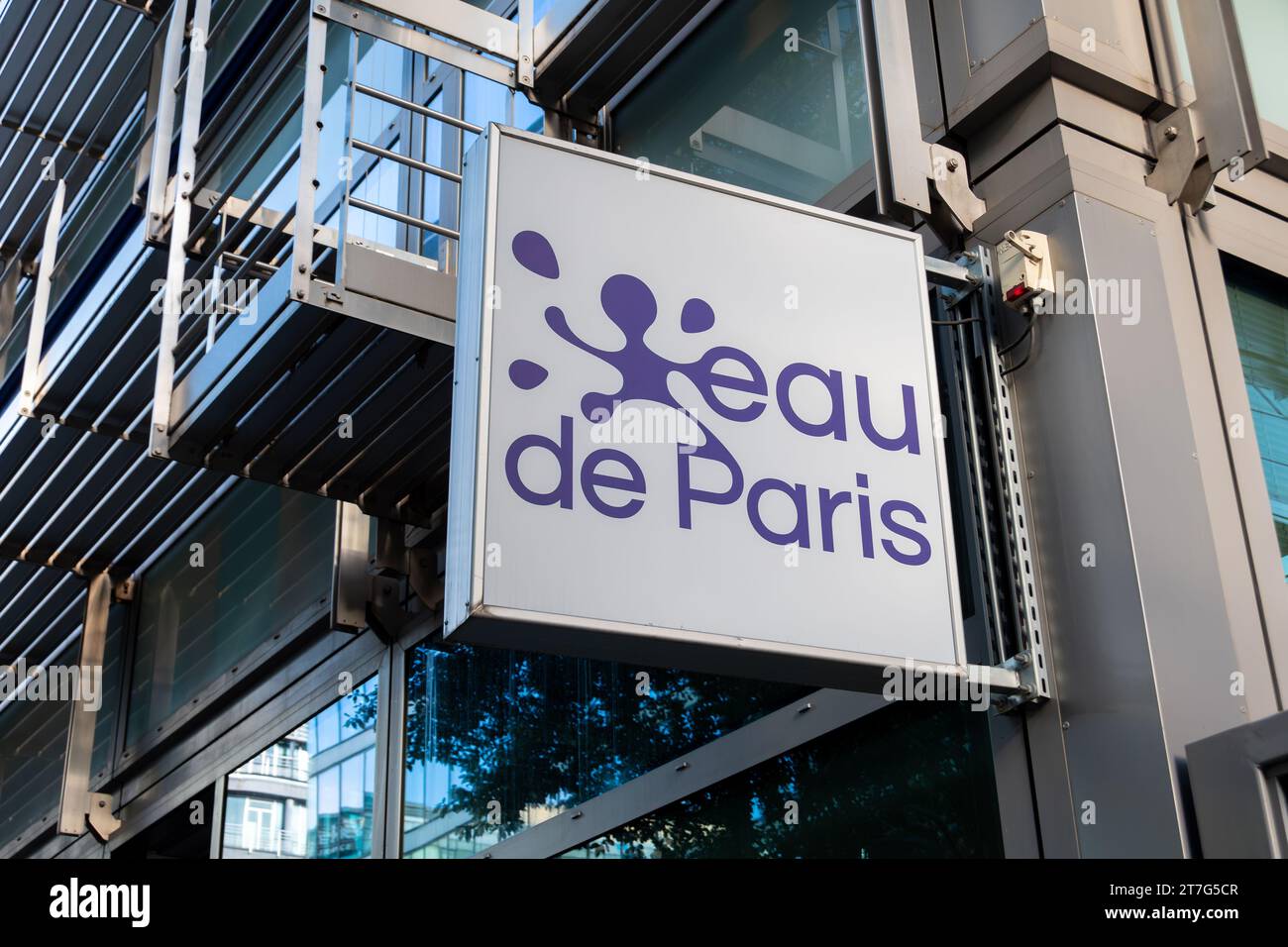 Firma e logo nella sede centrale dell'Eau de Paris, società pubblica incaricata dell'approvvigionamento idrico e della raccolta delle acque reflue per la città di Parigi Foto Stock