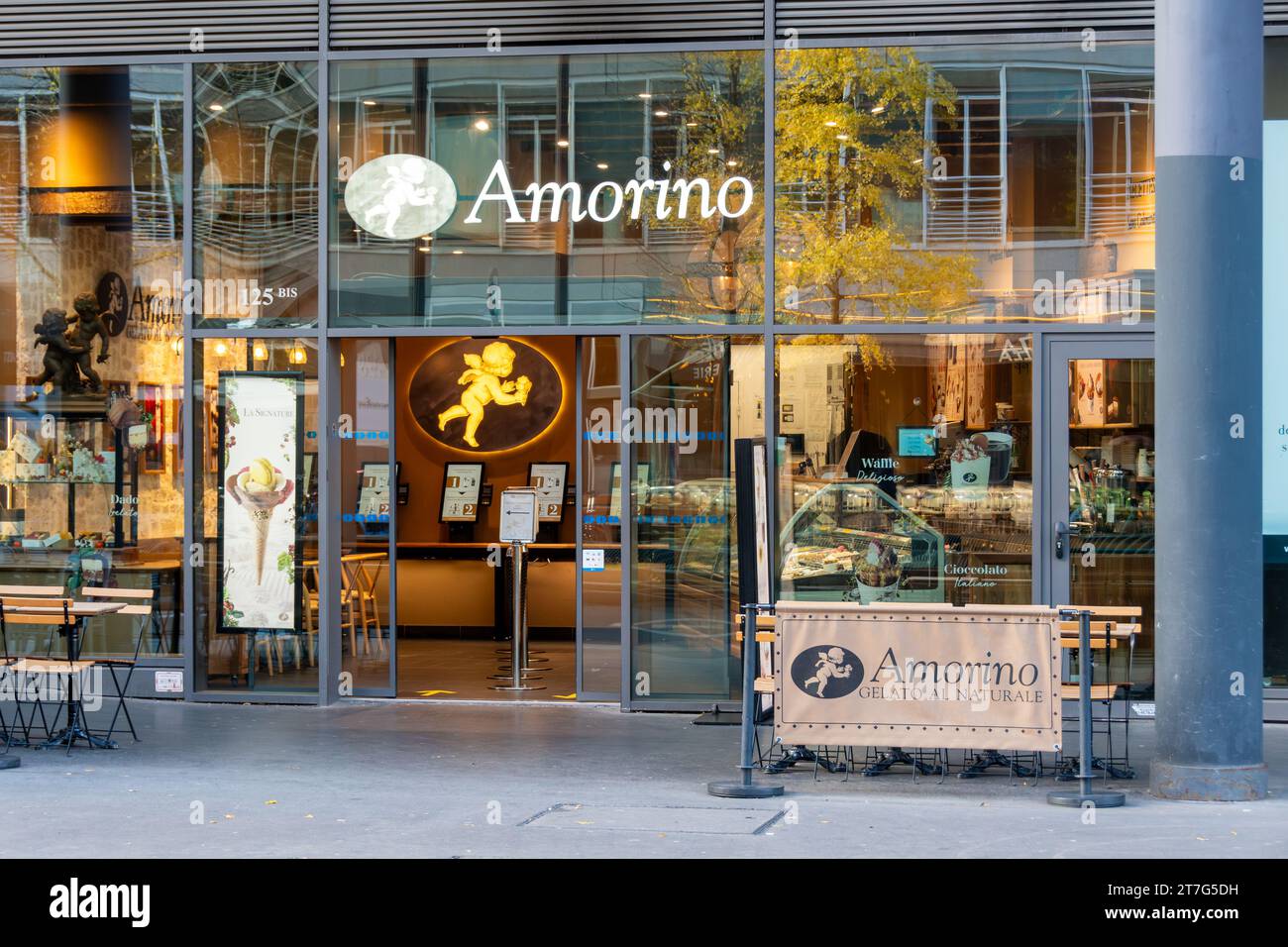 Vista esterna di un negozio Amorino. Amorino è un marchio francese di gelati italiani e artigianali, venduti in franchising Foto Stock
