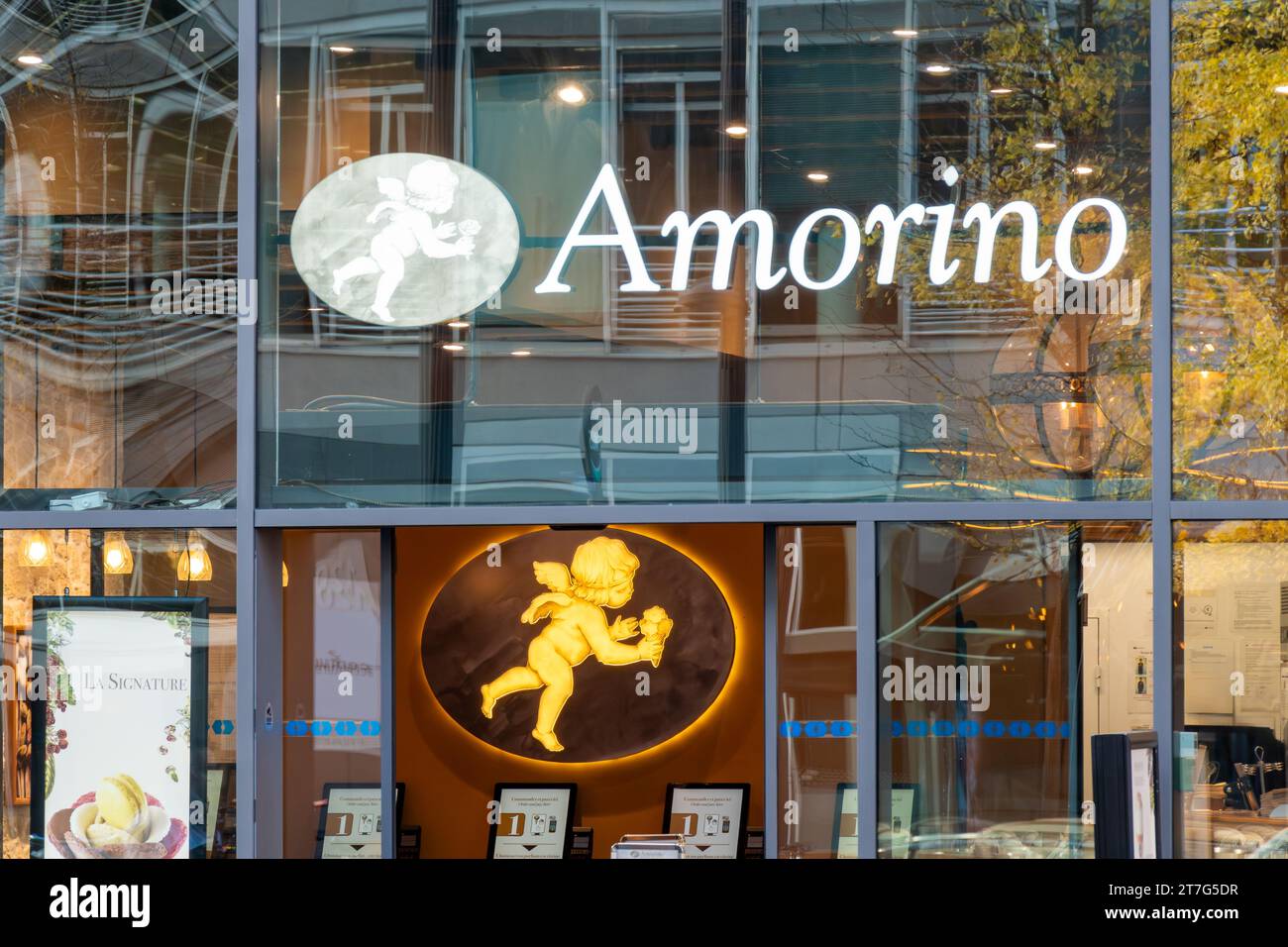 Firma e logo di un negozio Amorino. Amorino è un marchio francese di gelati italiani e artigianali, venduti in franchising Foto Stock