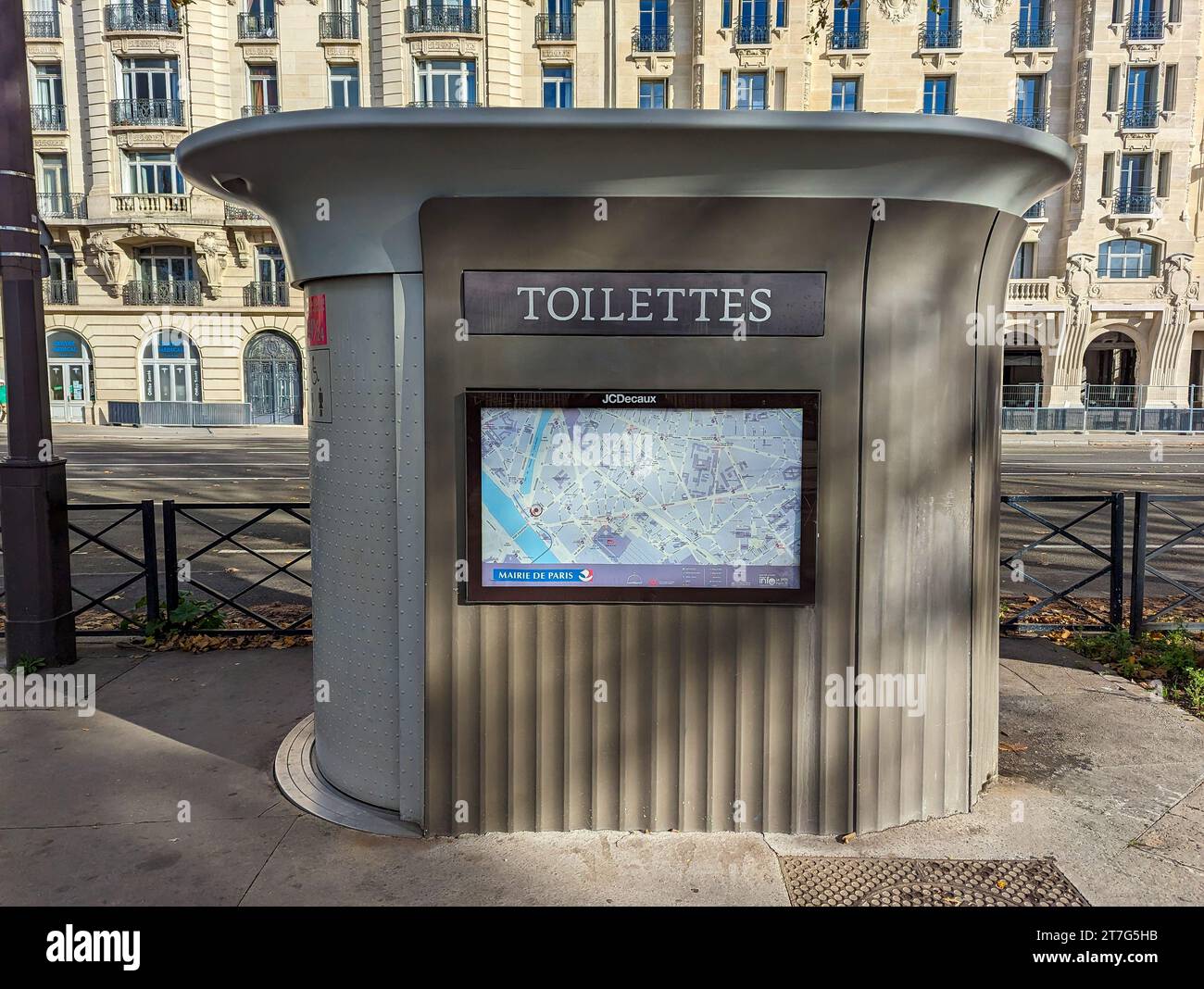 Vista esterna di una sanisetta parigina. I Sanisettes sono servizi igienici pubblici gratuiti e autopulenti installati a Parigi dalla società JCDecaux Foto Stock