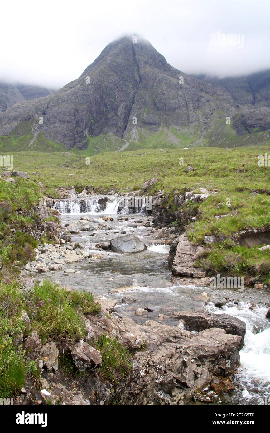 ritratto della montagna e delle cascate delle fate che scorrono nell'isola di skye Foto Stock