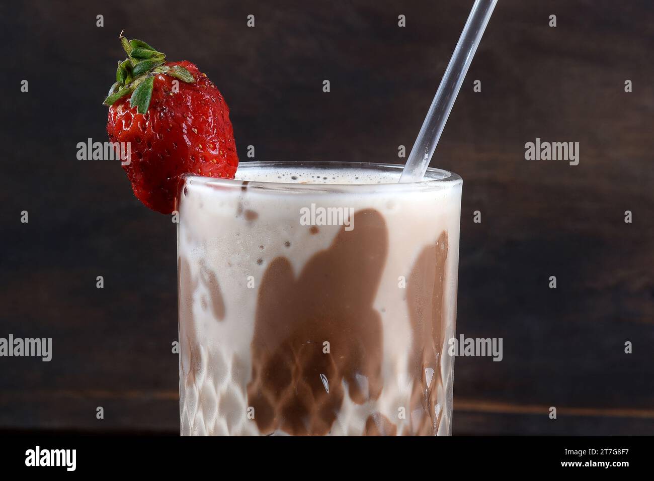 bevanda al cioccolato con latte e amarula alcolica con fragola Foto Stock