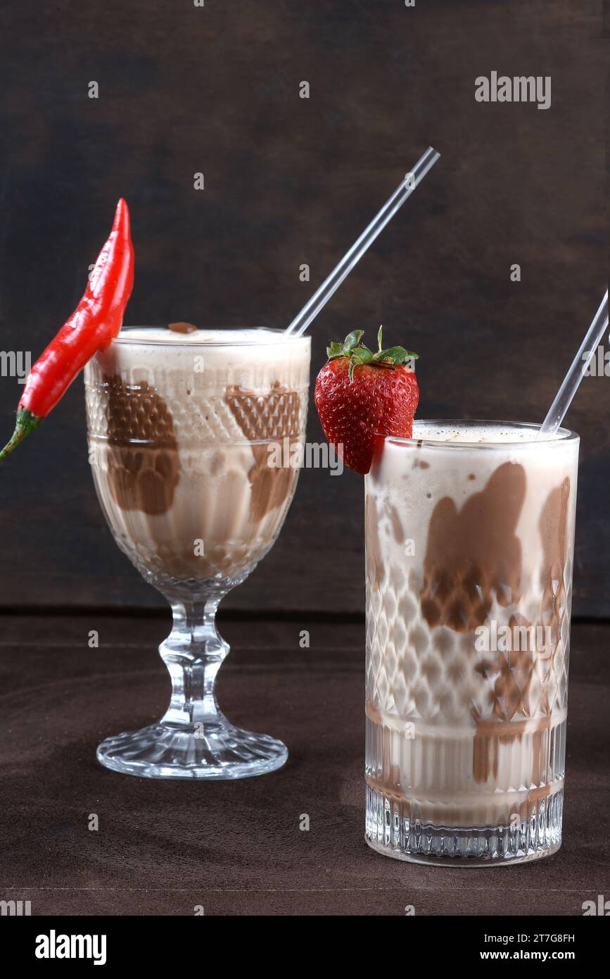 bevanda al latte con cioccolato e decorata con frutta, bevanda fredda come gelato alcolico Foto Stock
