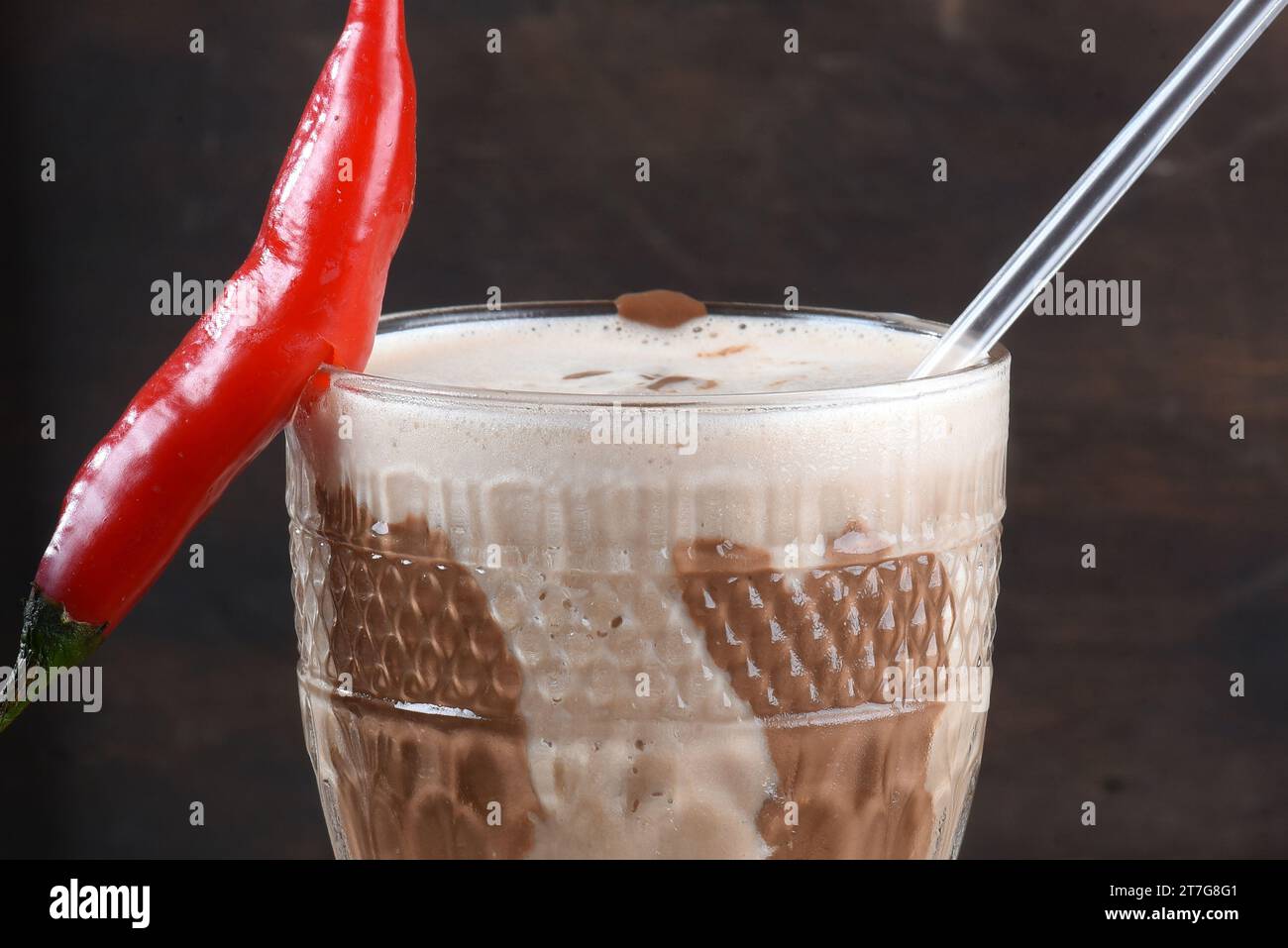 bevanda al cioccolato con latte e amarula alcolica con fragola Foto Stock