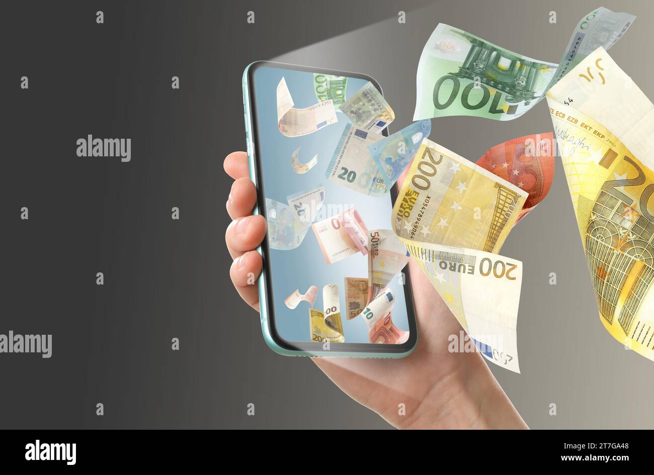 Portafoglio online. Donna che usa il telefono cellulare su sfondo scuro, primo piano. Banconote in euro che volano dallo schermo del dispositivo Foto Stock