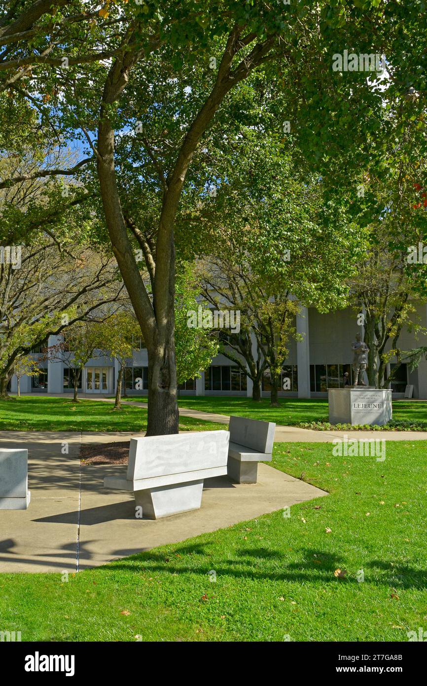 Lejeune Hall e statua nel campus della United States Naval Academy ad Annapolis, Maryland Foto Stock
