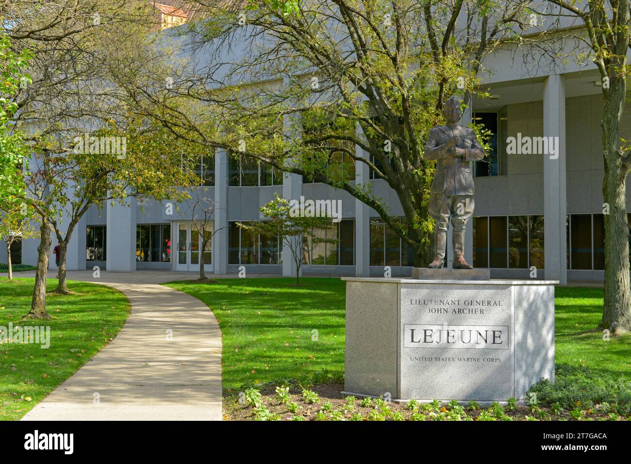 Lejeune Hall e statua nel campus della United States Naval Academy ad Annapolis, Maryland Foto Stock