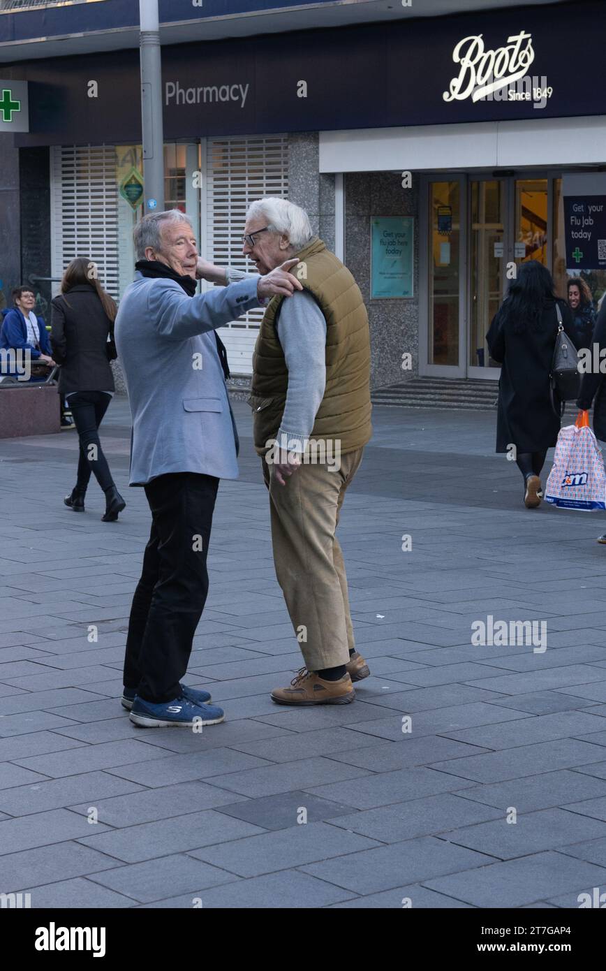Negozi per anziani attivi nel centro della città Foto Stock