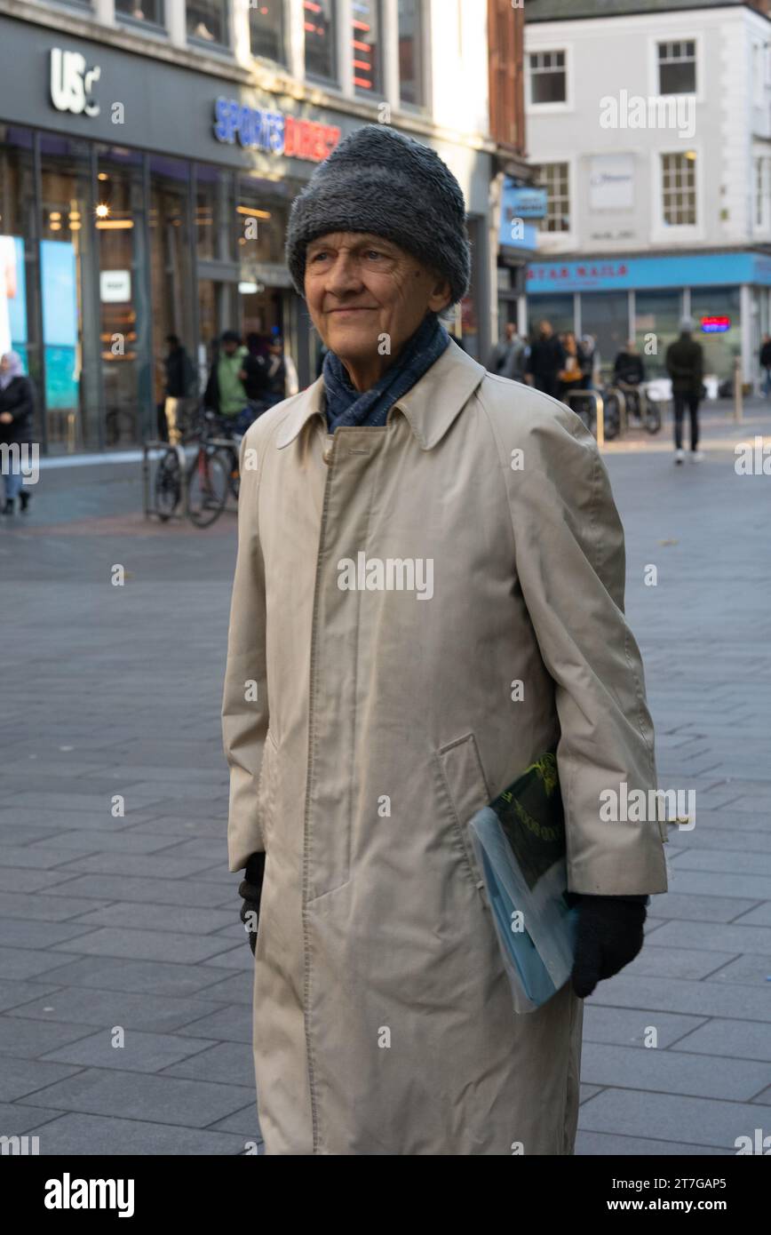 Shopping per anziani attivo Foto Stock