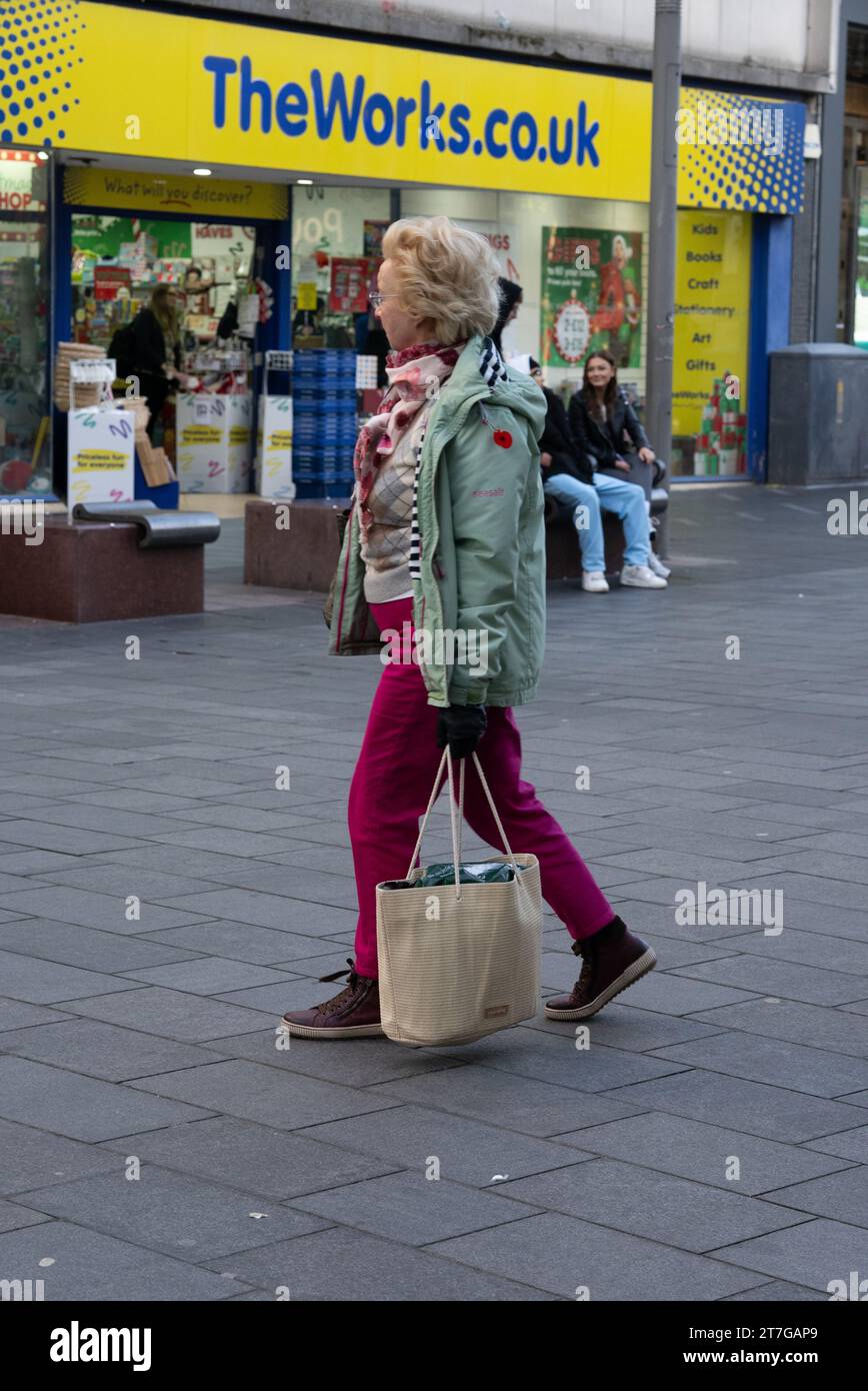 Shopping attivo per anziani nel centro della città in autunno nel Regno Unito Foto Stock