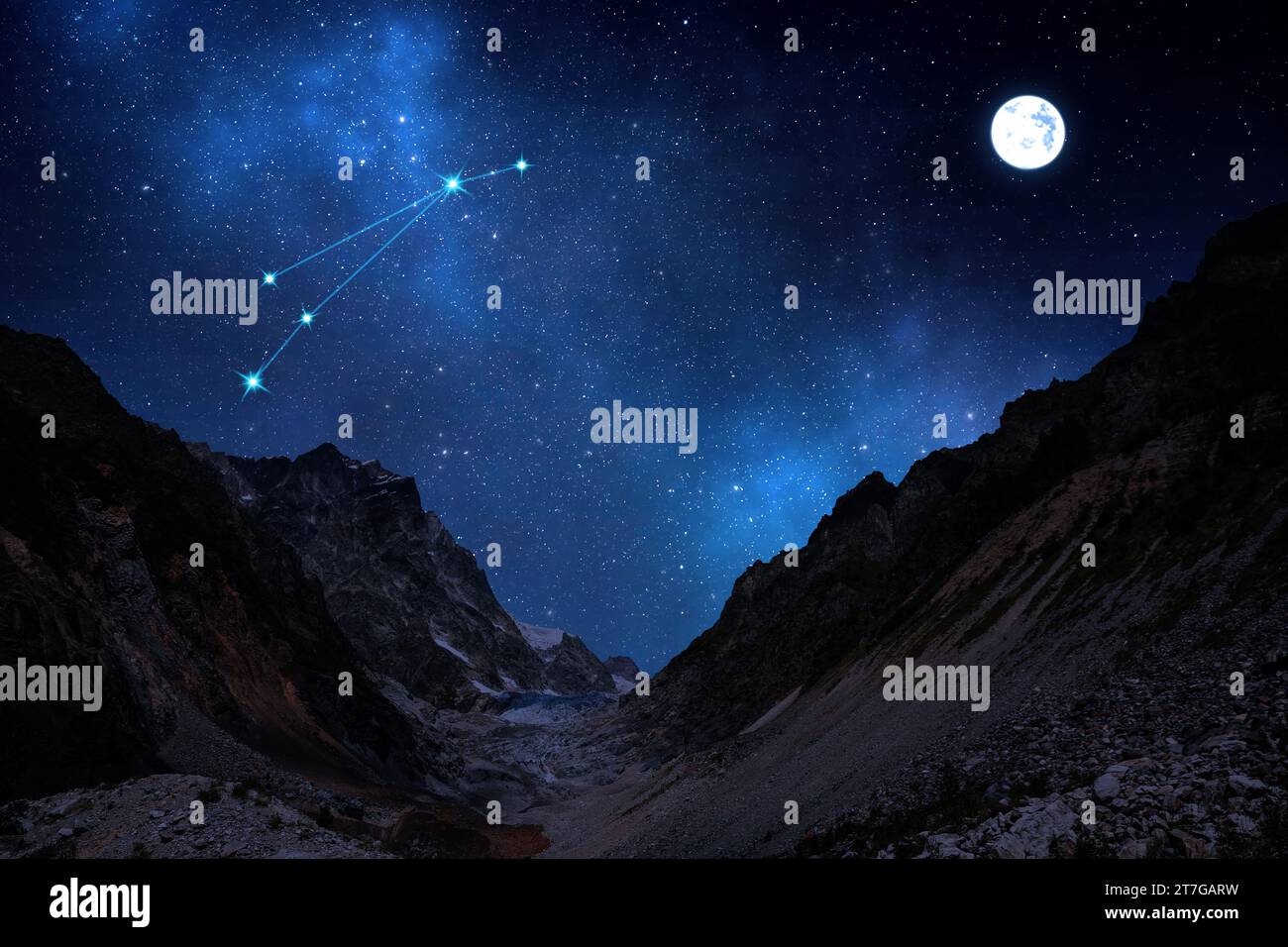 Costellazione di Ariete nel cielo stellato sulle montagne nella notte di luna piena Foto Stock