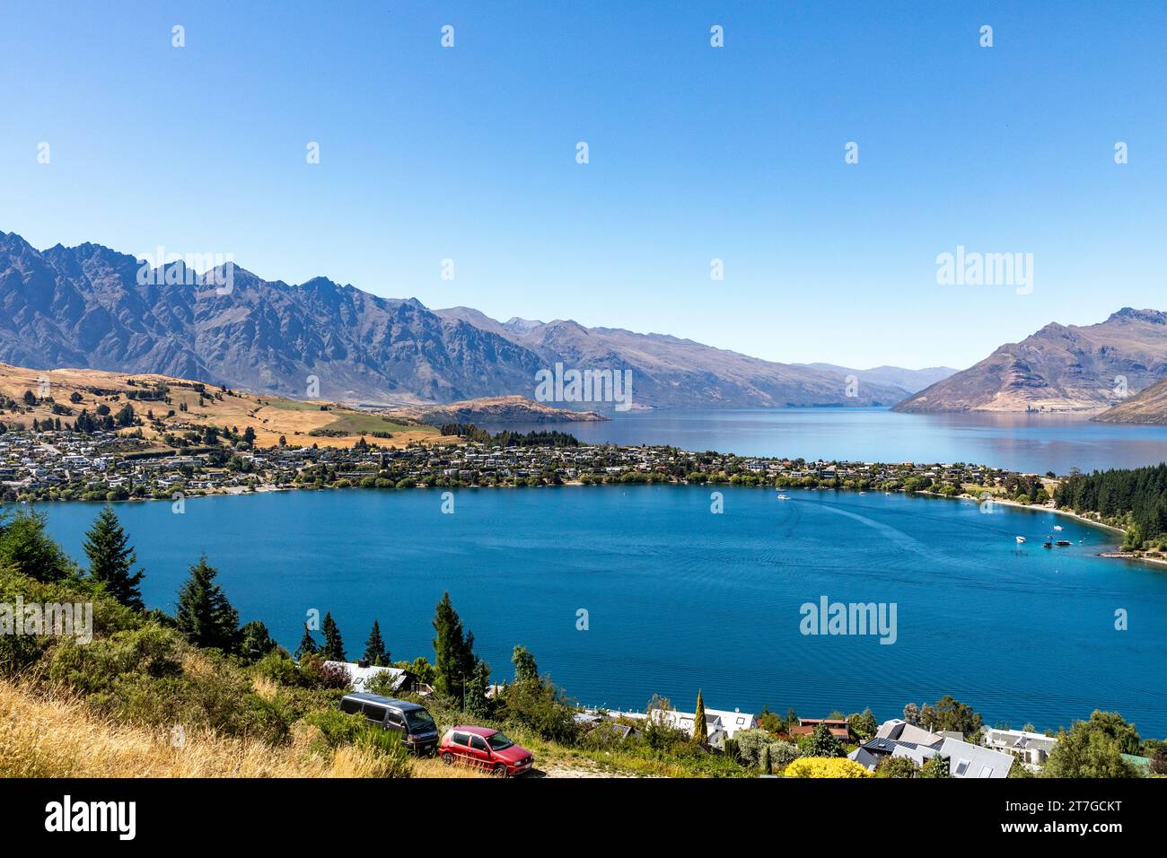 Queenstown (Māori: Tāhuna) è una località turistica di Otago, nel sud-ovest dell'Isola del Sud della nuova Zelanda. La città è costruita intorno a un'insenatura chiamata Queenst Foto Stock