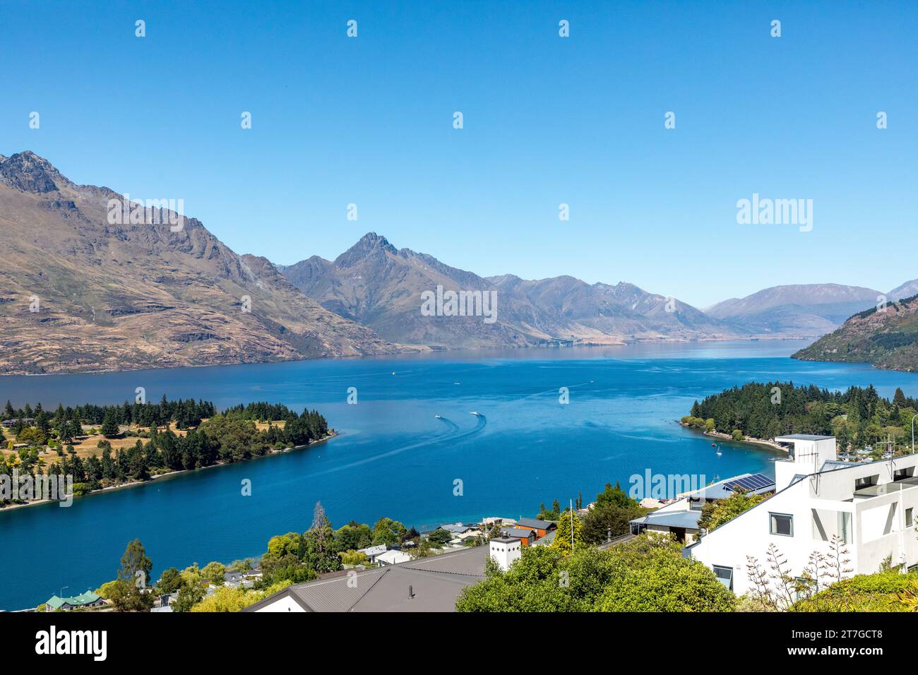 Queenstown (Māori: Tāhuna) è una località turistica di Otago, nel sud-ovest dell'Isola del Sud della nuova Zelanda. La città è costruita intorno a un'insenatura chiamata Queenst Foto Stock