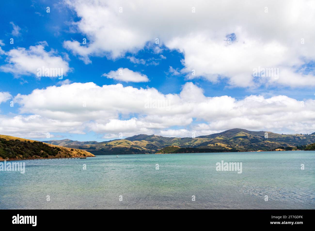 Akaroa è una piccola città della penisola di Banks, nella regione di Canterbury, nell'Isola del Sud della nuova Zelanda, situata all'interno di un porto con lo stesso nome. La Foto Stock