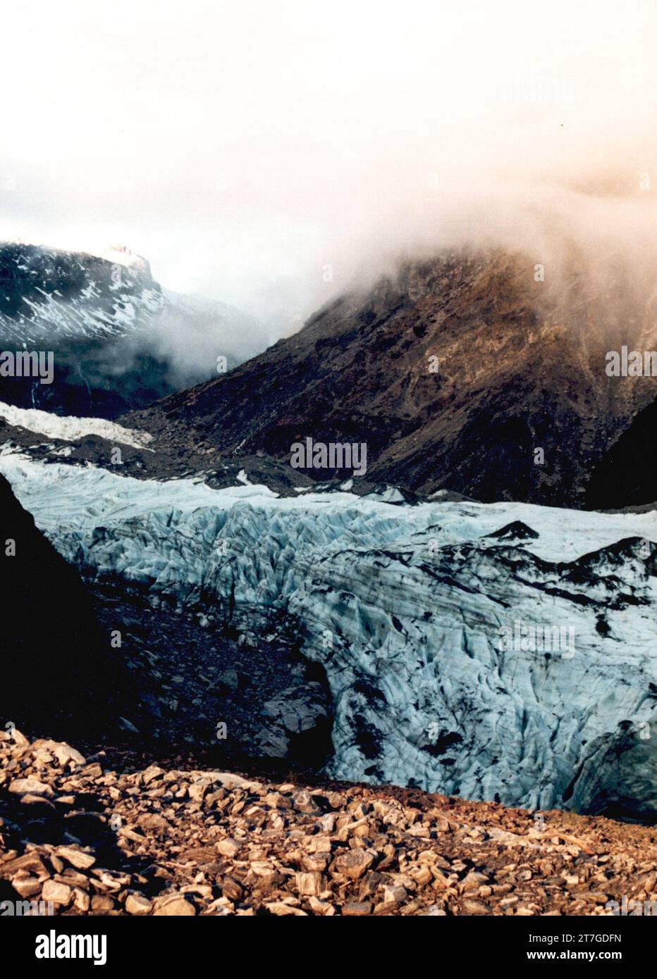 L'area dei ghiacciai Franz Josef è il terzo luogo turistico più visitato della nuova Zelanda un tempo era possibile raggiungere a piedi il ghiacciaio, ma non su di esso. Un deca Foto Stock